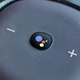 La parte superior, con los botones de volumen, el de Google Home y los orificios de los micrófonos.